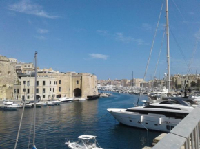 townhouse cospicua , ( 3 cities-valletta ) ferry